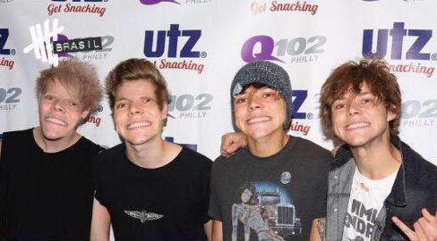 acmsirwin's tweet photo. WHAT IS THIS IM LAUGHING SO HARD #ShesKindaHotVMA @Michael5SOS @Ashton5SOS @Calum5SOS @Luke5SOS @5SOS http://t.co/cMOfr6zu96
