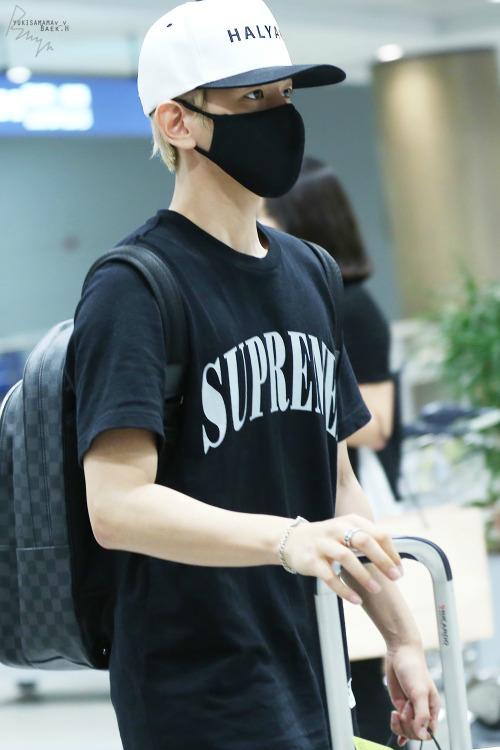 BaekBrazil's tweet photo. #ALBUM) 150820 Airport - San Francisco to Incheon.
https://t.co/EkpekmdrzX http://t.co/iwZqpQgSdf