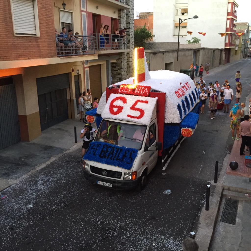 Evarist_Aznar's tweet photo. Gran espectacle de creativitat i imaginació en les Carrosses de La Llosa de Ranes. La Festa en essència pura. http://t.co/eM5SDNl1BF