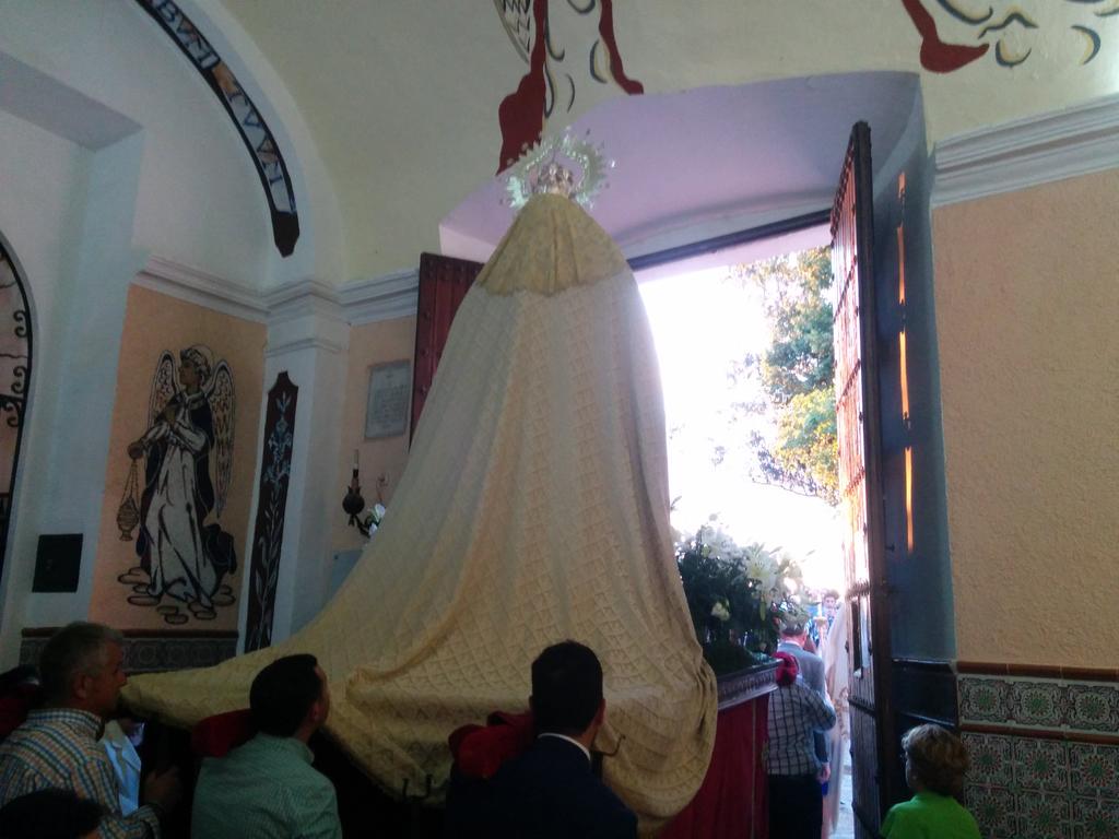 PiedadCortegana's tweet photo. La virgen sale de su ermita http://t.co/qFZRLAYp8y