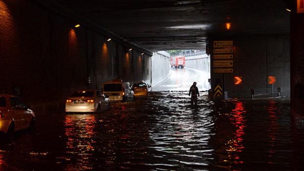 İşte #Taksim'i 'yayalaştıran' geçit! Üsküdar ise yağmurdan sonra bildiğiniz gibi gölete döndü. kuzeyormanlari.org/2015/08/23/kur…