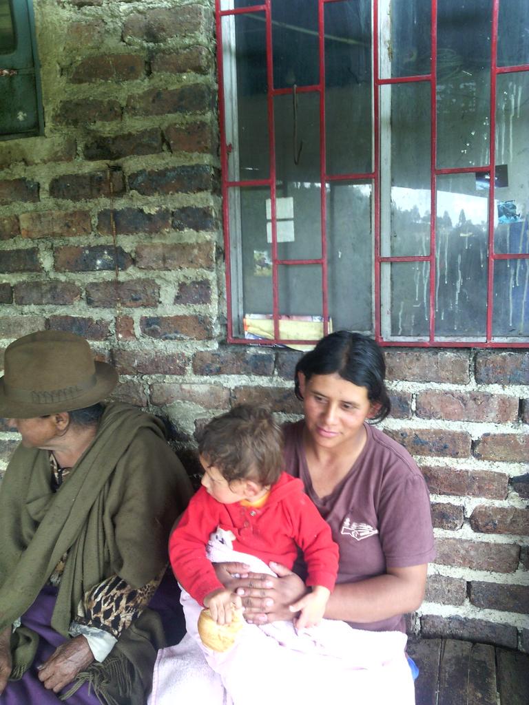 Juan_DuqueO's tweet photo. Estamos en Quebrada de Becerra, hablando con nuestros vecinos y amigos, con el @MovimientoMIRA Si es Posible!! http://t.co/ic7isi4tpA