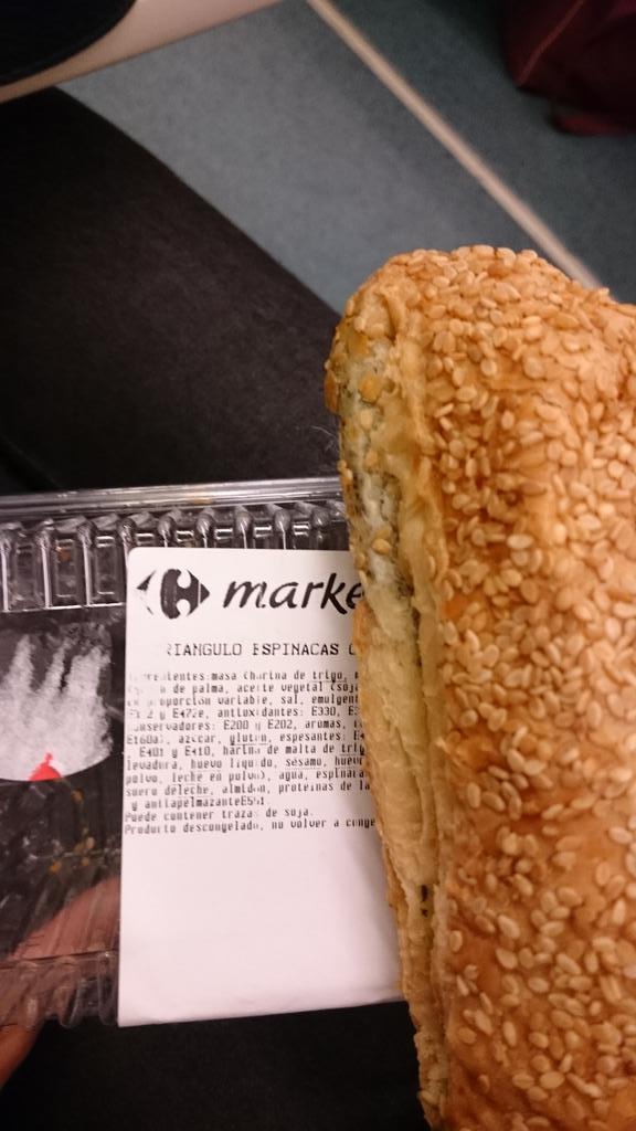 manuel91murcia's tweet photo. Está muy bien comprar repostería en @CarrefourES  y al abrirlo ver que tiene los pelos más largos que yo. #estafa http://t.co/aUeGvHREsh