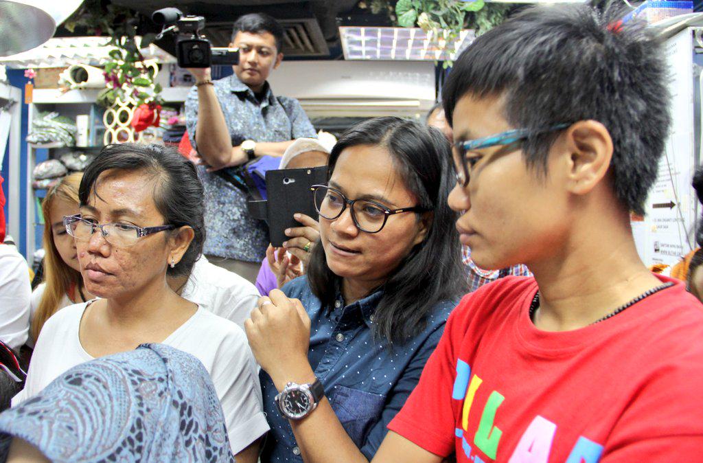 KemnakerRI's tweet photo. Para BMI Ini Menyampaikan Langsung Permasalahan Terkait Ketenagakerjaan kepada Menaker @hanifdhakiri . http://t.co/RUbMZCwYdV