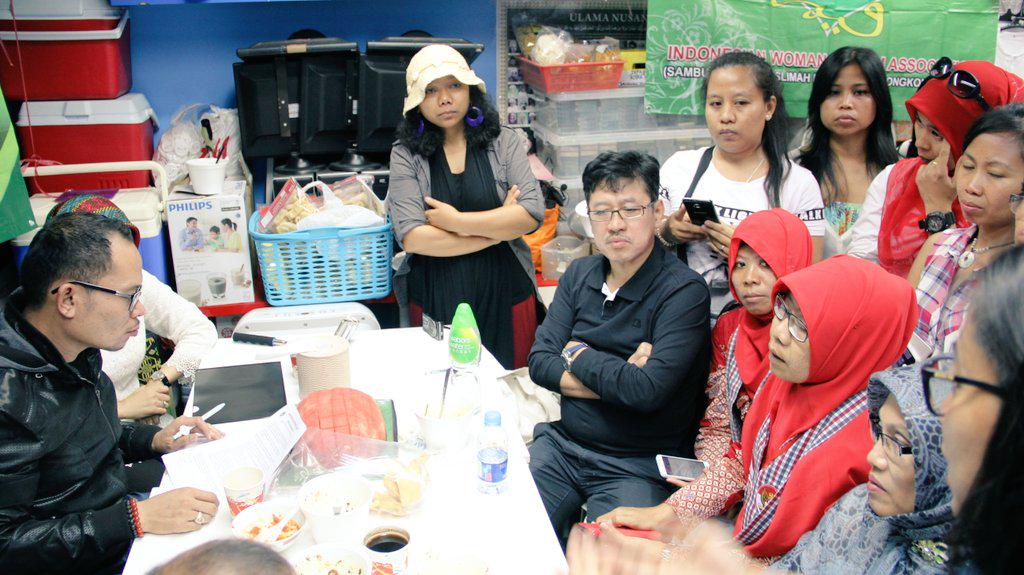 KemnakerRI's tweet photo. Inilah Suasana Diskusi antara Menaker @hanifdhakiri dgn Para Buruh Migran Indonesia di Hong Kong (23/8). http://t.co/JJElXoVW0M