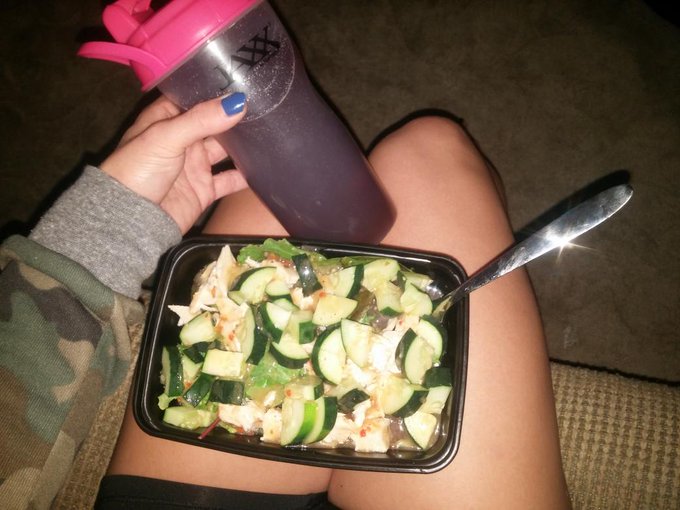 Low carb day means veggies to keep me full💚 #PrepTime #FitMom http://t.co/mcRn0GwZM8<a href="/tag/preptime"class="tags">#PrepTime</a><a href="/tag/fitmom"class="tags"><span>#fitmom</span></a>