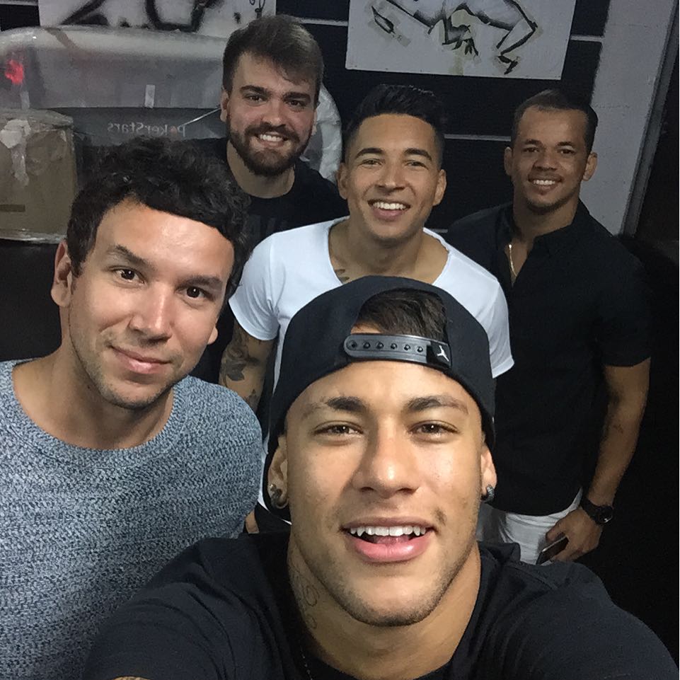 neymarjr's tweet photo. rolêzin com os brodi ... http://t.co/b8PRDrin2u