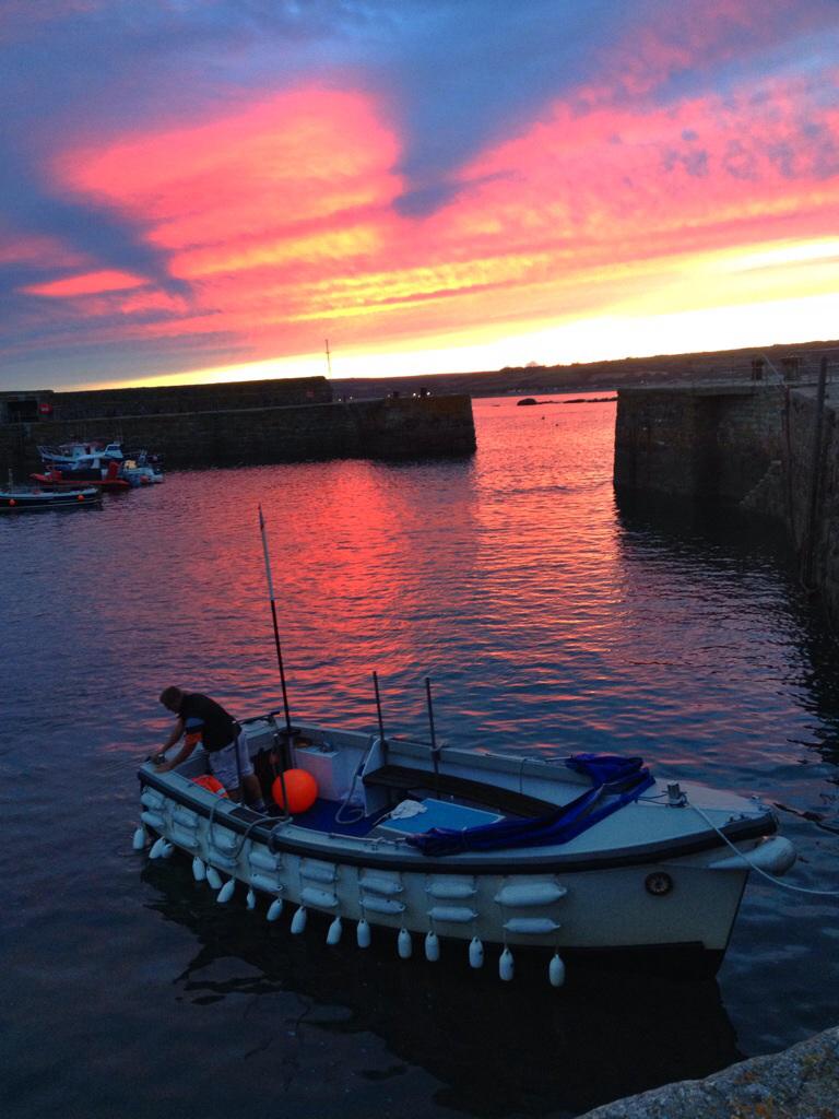 Ictis2000's tweet photo. Mooring up the last boat of the evening. St Michael's Mount . #sunnycornwall http://t.co/tZi9lxTE4G