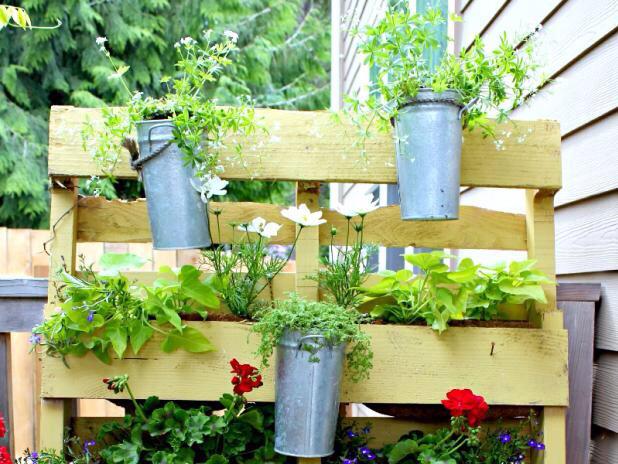 evenementspro2's tweet photo. #recycler les #palettes au #jardin #bricolage facile http://t.co/hyBSSWSI61
