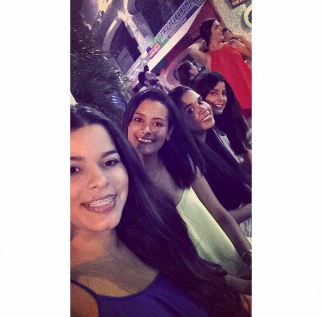 MariaaVillamil's tweet photo. Le hace falta un beso, que le de una rosa 🎶❤️🌹🙌🏼 @ShadiaMeza @Mayofranco @LauraSaleme http://t.co/K0FXGgUKIo