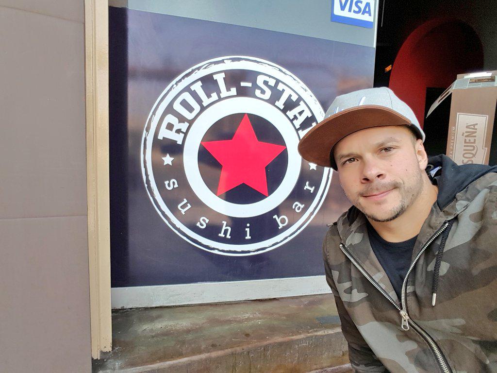 mario_hart's tweet photo. Gracias x el amuerzo @rollstarsushi http://t.co/HdDomMvXIA