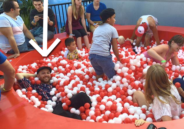 QmusicNL's tweet image. Dit is @Mattsimons live bij #10jaarQ: qrad.io/1I4B5NY Oh. En hij kon een duik in de ballenbak niet weerstaan!😂