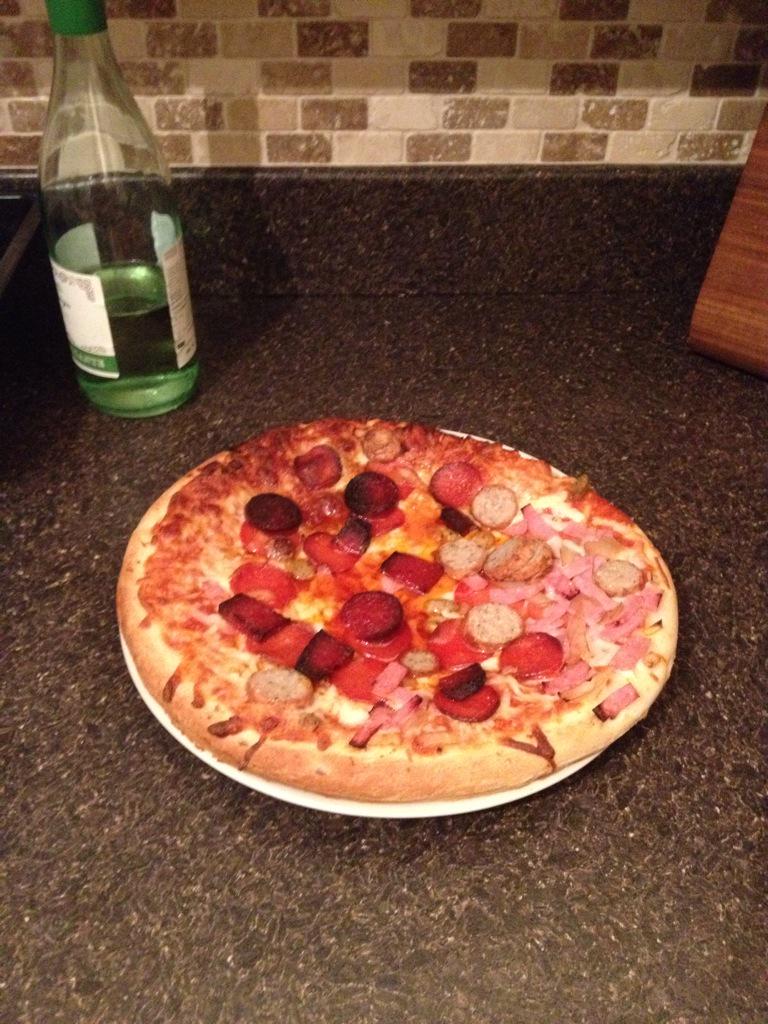 stefaniemalcolm's tweet photo. @meganpaterson6 @shelleyfaughnan @stacehutch as said .. Second tea for me #fatfuksundayproblems 😋😋 http://t.co/Q0rnwkxpsW
