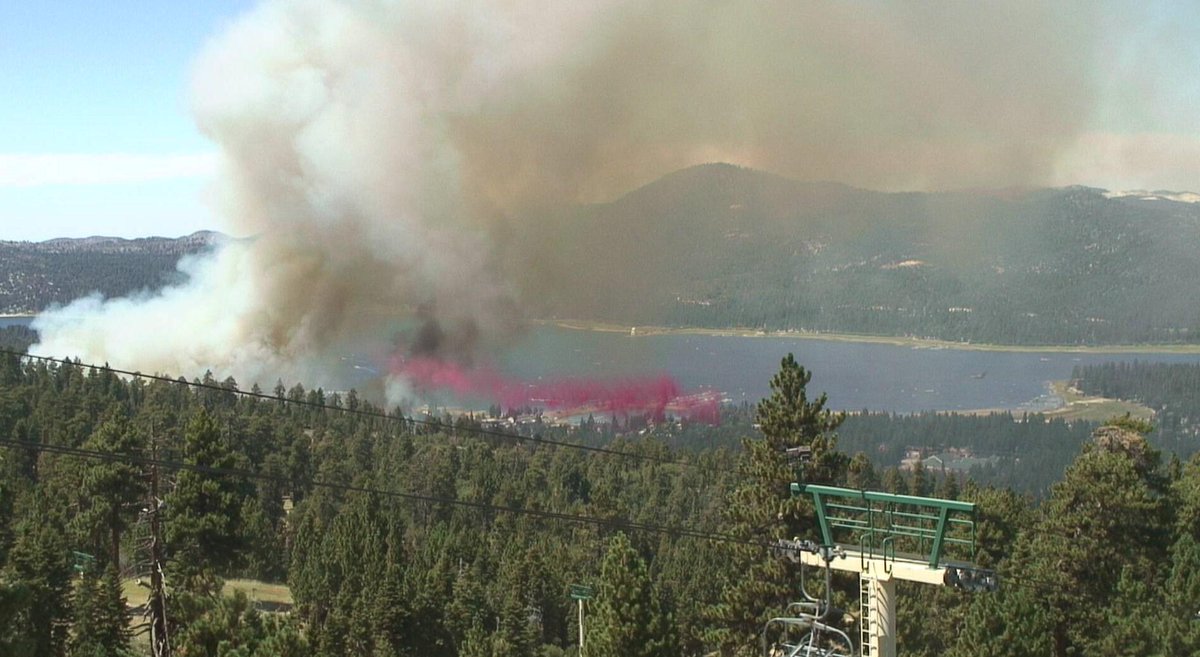SanBernardinoNF's tweet image. #SummitFire tanker making retardant drop image courtesy @bensweather