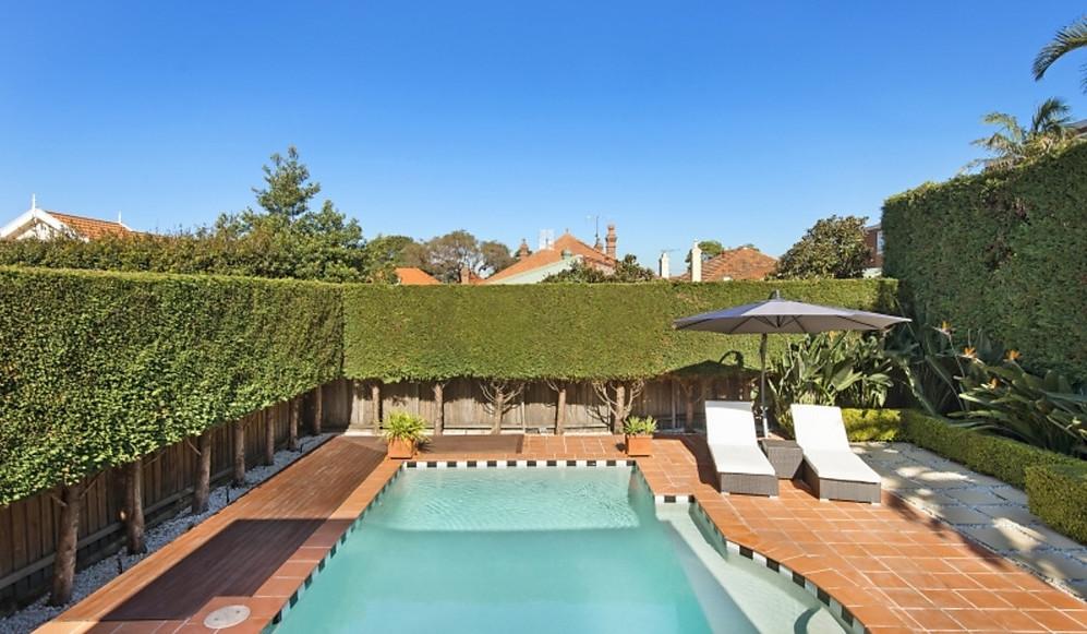 Where we’d all rather be this Monday afternoon. See the sunny listing here  hly.bz/RgjyN #dreampool