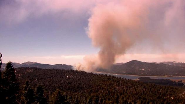 ABC7's tweet image. WATCH #LIVE: Smoke erupts from #SummitFire in Big Bear abc7.com/live