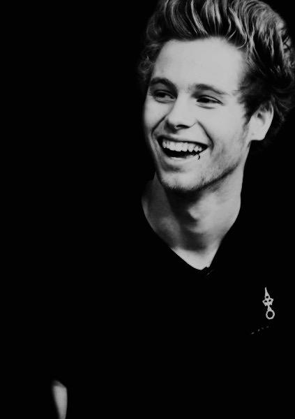 aceyhee's tweet image. 🐧 Luke Hemmings 
⭐️ If this gets 200+ RTs 
✨ Will you follow me? 
❤️ ilysm 
@Luke5SOS || @5SOS