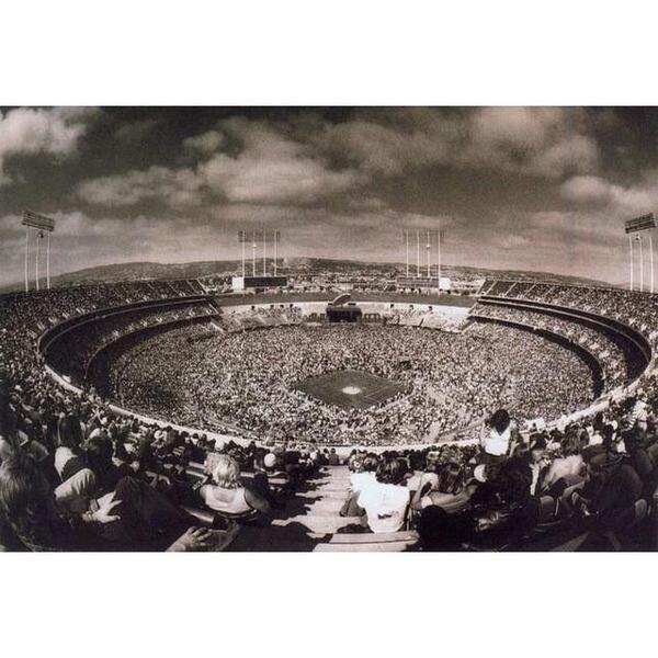 HistoryInPics's tweet photo. Led Zeppelin concert at Oakland Coliseum, 1977. http://t.co/cVflXEHvwC
