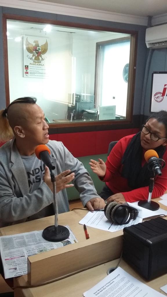 Sandy sama Ayumi hari ini lagi nyoba jadi presenter berita #MasihPagiPagi