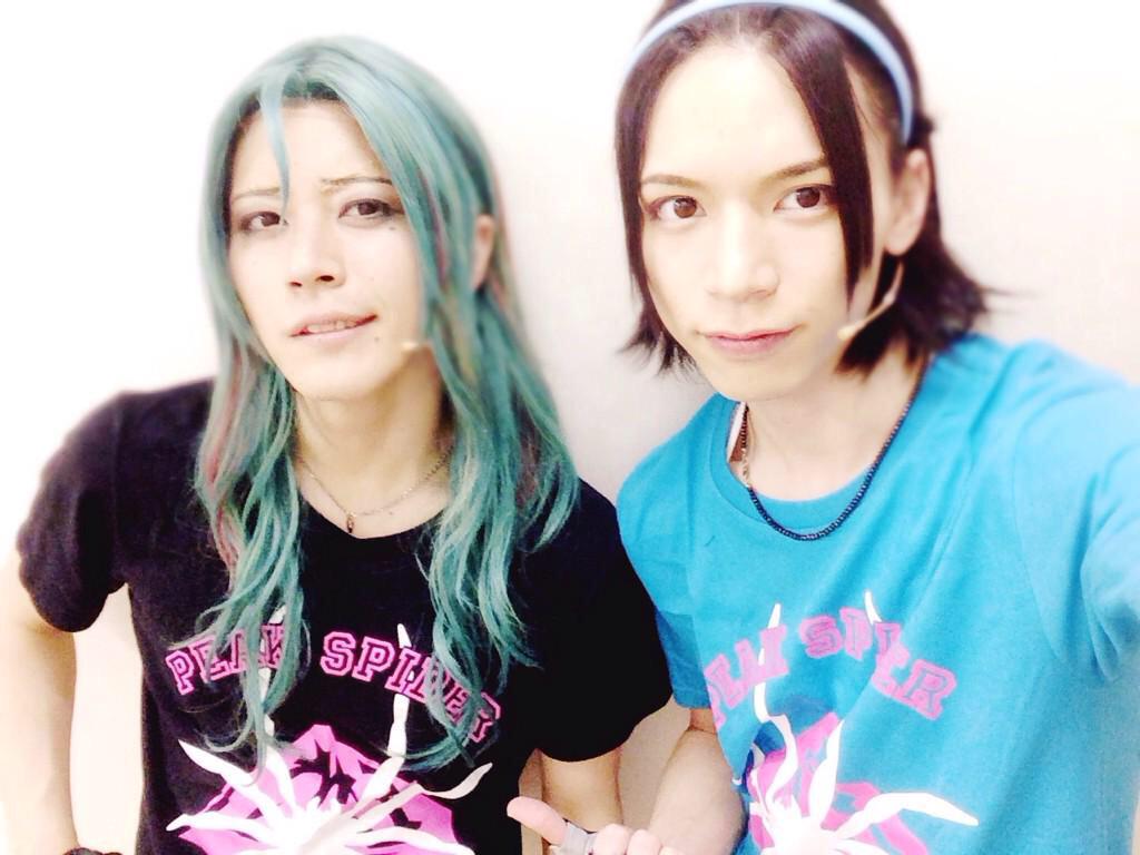 ペダステ画像 Twitterissa お次は現在の東巻です 次のペダステのメインお2人ですネ あれ なんだか違うのも混ざってるような 笑 廣瀬智紀さん 北村諒さん 巻島裕介 東堂尽八 Http T Co Eicubf1byc Twitter