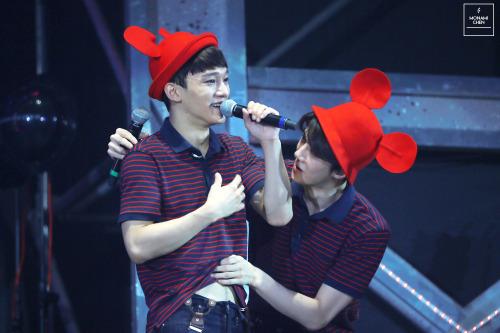 Faira_YoonSung's tweet photo. Wht are u doing, hun?? "@SMTOWN_WORLD: [EXO Fantaken Update] monami chen | do not edit. (1, 2) http://t.co/bN1YsJJpmj"