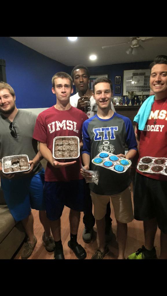 Thanks for the brownies and cupcakes <a href="/AndreaBryant03/">Andrea</a> #ZTA #STG