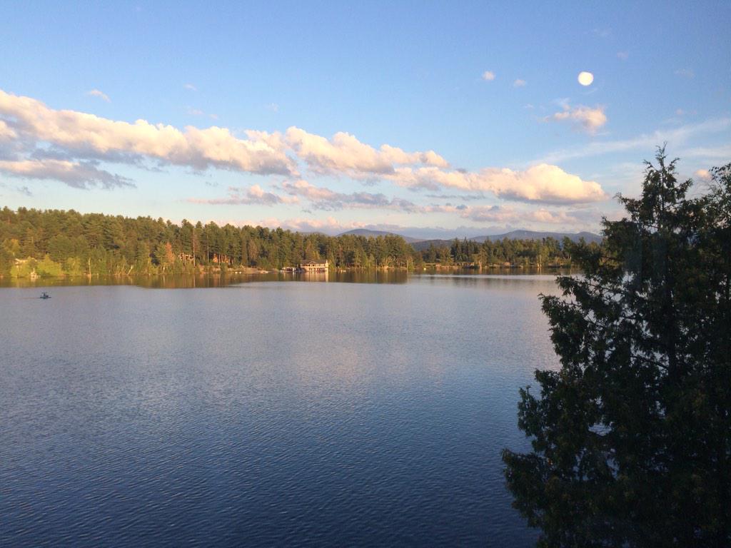 HungryForDesign's tweet photo. with a view like this, interior design only requires windows @TheBrownDogCafe #lakeplacid http://t.co/AUGItaIsYq
