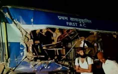 yespunjab's tweet photo. Six killed as #NandedExpress collides with granite laden #truck in #Andhra
http://t.co/tJqseejjIB http://t.co/Jx8evGNAks