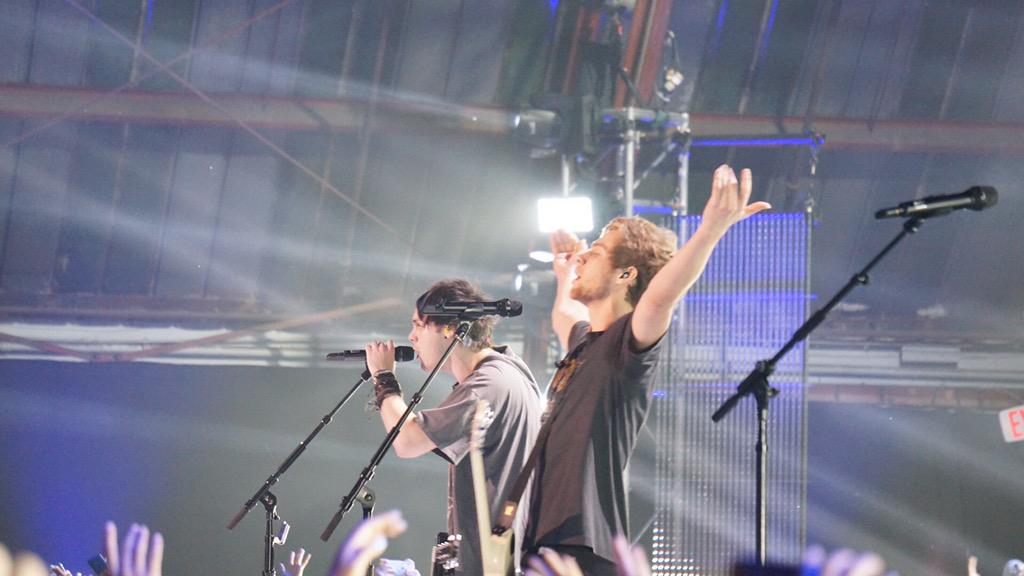 Vevo's tweet photo. #CertifiedLive premieres tomorrow at 4p ET / 1p PT. You ready, #5SOSFAM? 😎🎸🔥🙌 http://t.co/hSTbGXNcaZ