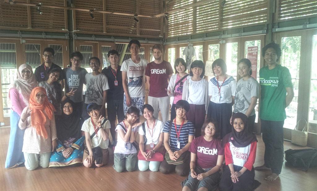 hermitianta's tweet photo. Tim JIPANG #JejaringPangan dan 15 mahasiswa asing peserta 7th #DREaM UGM International Students Summer Program http://t.co/BRc18jmxMa