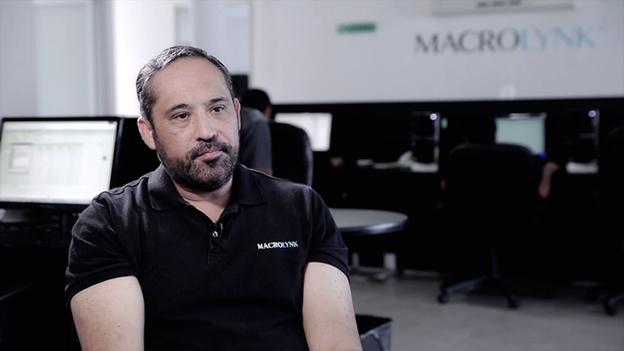 ExpEconomia's tweet photo. VIDEO. Espero 8 años a que las industrias conocieran las redes sociales y así crear @macrolynk http://t.co/RDZ8y0otS2 http://t.co/Bbl36fZO9P