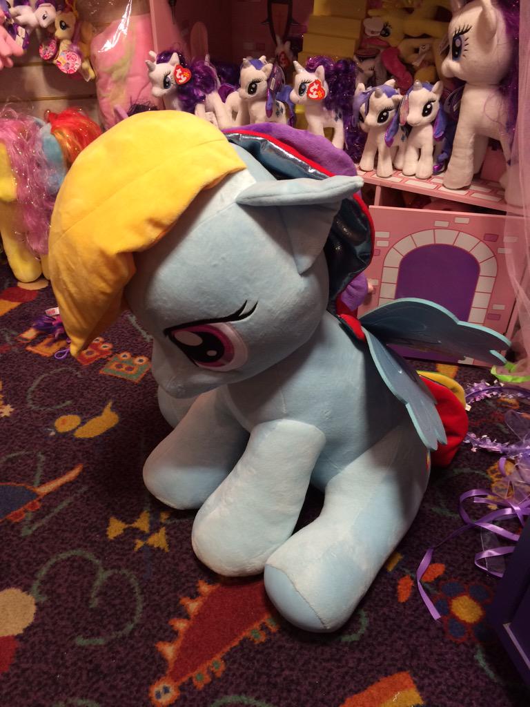 Minty422's tweet photo. The largest #RainbowDash plush I ever saw!!! #mlp #mylittlepony #brony #bronies http://t.co/1oMIYj91ze