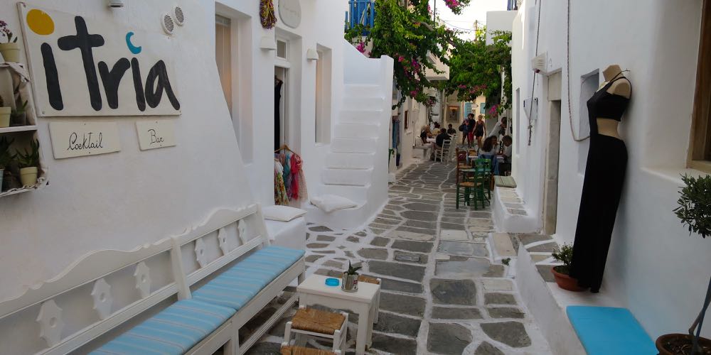SantoriniDave's tweet photo. The streets of Naoussa. #Paros http://t.co/XMuLiox5S3
