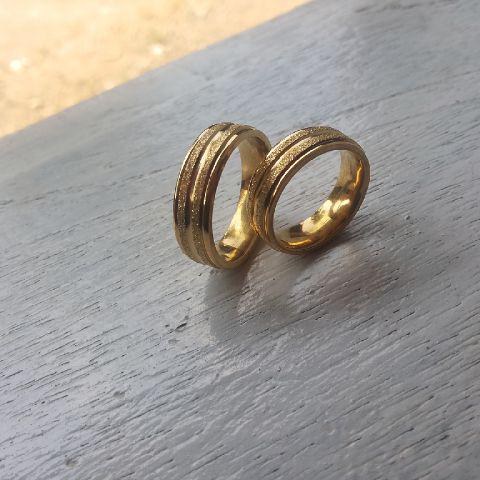 Cincin titanium model baru sepasang cuma 70rb,bisa pesan nama kmu&amp;pasangan didalam cincin,pemesanan sms 082133033999
