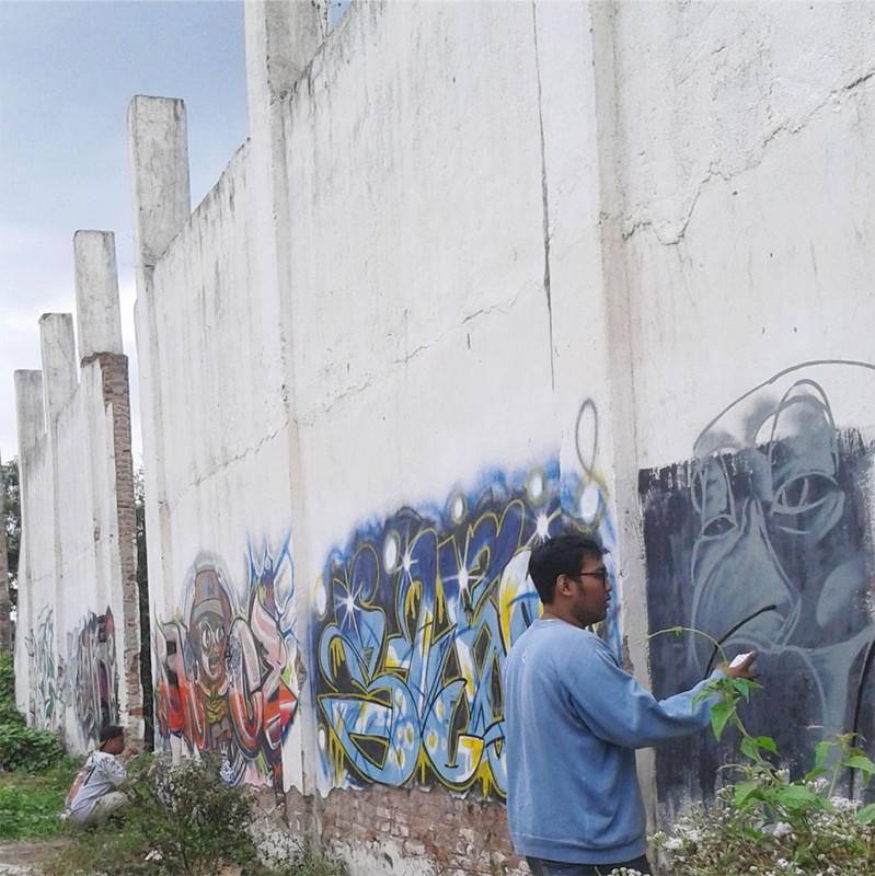 adhityaseg's tweet photo. Graffiti jamming . Solo - banyuwangi http://t.co/6BgsOGpTCm