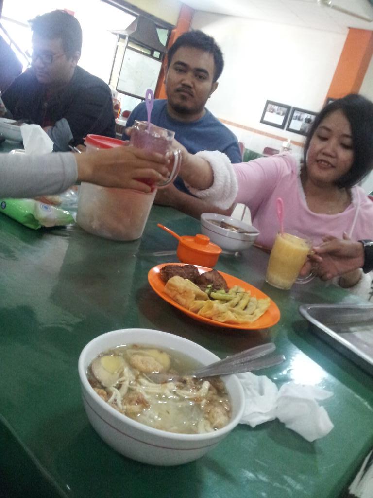 hiroakikato39's tweet photo. Sebelum ke bandara, makan Timlo Solo dulu yuuuuuk.
Mantaaaaaaap!
#solo #timlo #thespritofjava http://t.co/H4BATSWkOt