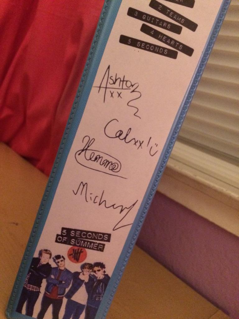 SwagforJohnson2's tweet photo. My binder for school. 🙈💕  I may got carried away decorating it.. http://t.co/GH8ANeJumI