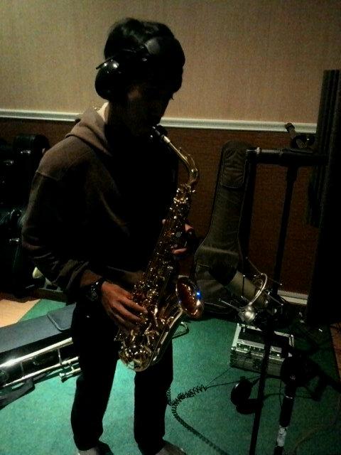 Ada yg baru nihh!!Kita menmbahkan saxophone di lagu baru kita yg brjudul "Pagi". Tnggu hasilnya. ￼Selamat pagi!