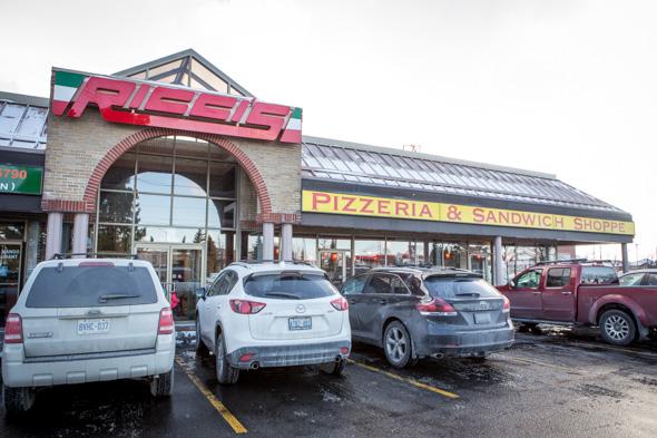 blogTO's tweet photo. 10 signs you grew up in #Woodbridge http://t.co/QJ5lZuVxyY http://t.co/GF8Vo4LgmG