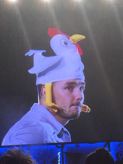 beachsidehes's tweet photo. RETWEET THIS TO BRIGHTEN UP SOMEONE'S TIMELINE WITH LIAM IN A CHICKEN COSTUME

#OTRAChicago http://t.co/rLMGvFCwQV