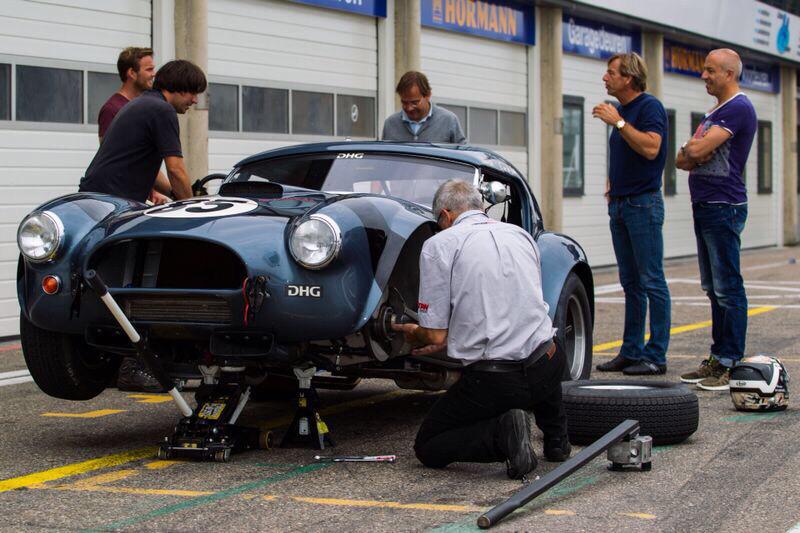 Testday with mean machine power, no grip #Cobra #DHG. This weekend #zandvoort #HistoricGP 👍🙉🙉 youtu.be/BI19Cc3_fUk