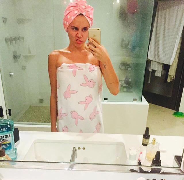 MileyPeru's tweet photo. #InstaMiley | Cuando tomas una ducha e inmediatamente te arrepientes. #bañandoalaantiguayo http://t.co/phfXvpaAGq
