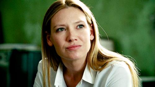 Hola! Soy #OliviaDunham  Agente del FBI, serie #Fringe me ayudais con un #rt para encontrar pareja de rol? Gracias