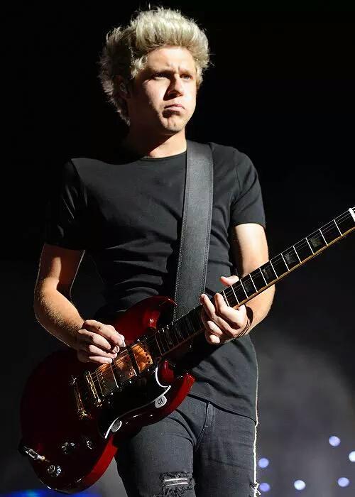 zaynangel's tweet photo. la cara de concentración que pone niall mientras toca la guitarra es algo hermoso http://t.co/dFVGiga6zK