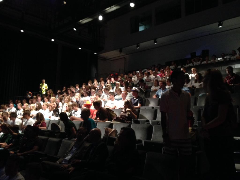 IntroAlmere's tweet image. De zaal stroomt lekker vol, we gaan BIJNA beginnen!! #IntroAlmere