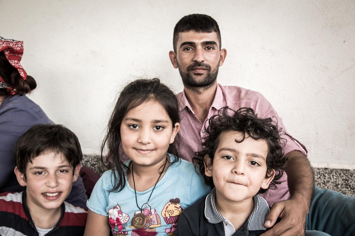 #FYRoM: Red Cross continues to assist ppl on the move at border points near #Gevgelija &amp; #Kumanovo. #ProtectHumanity