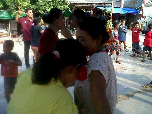 S4Rifcool's tweet photo. Hahahaaa joget balon pe gini gini bagt pertahanan dmi ksuksesan top dah ibu2 ikut partsifasi meriah kan HUT RI http://t.co/fJMwdHHnnB