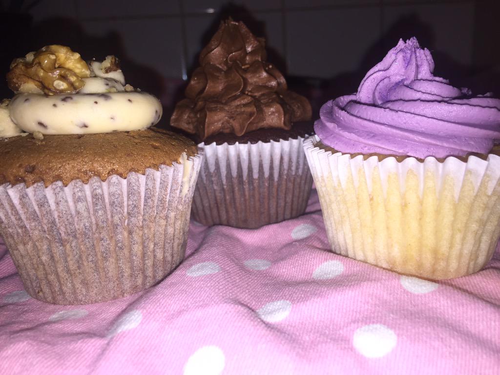 Vanilla, coffe and walnut and chocolate cupcakes