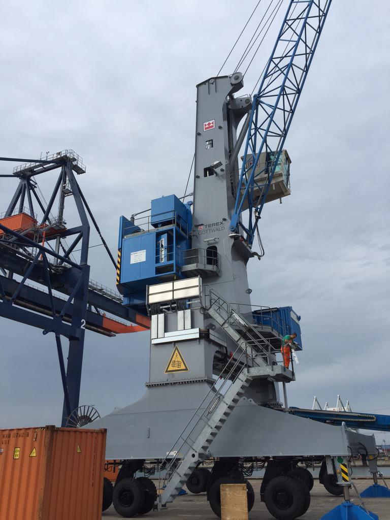 Opbouw nieuwe mobiele kraan @KramerGroupRTM  bijna voltooid.#rotterdamcontainerterminal