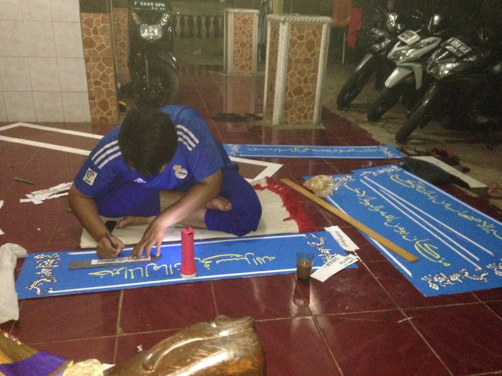 kkn_run's tweet photo. Mengabdi tanpa pamrih. Semangat Kak Farid #KKNUINJKT15 http://t.co/zYYyJkiB81
